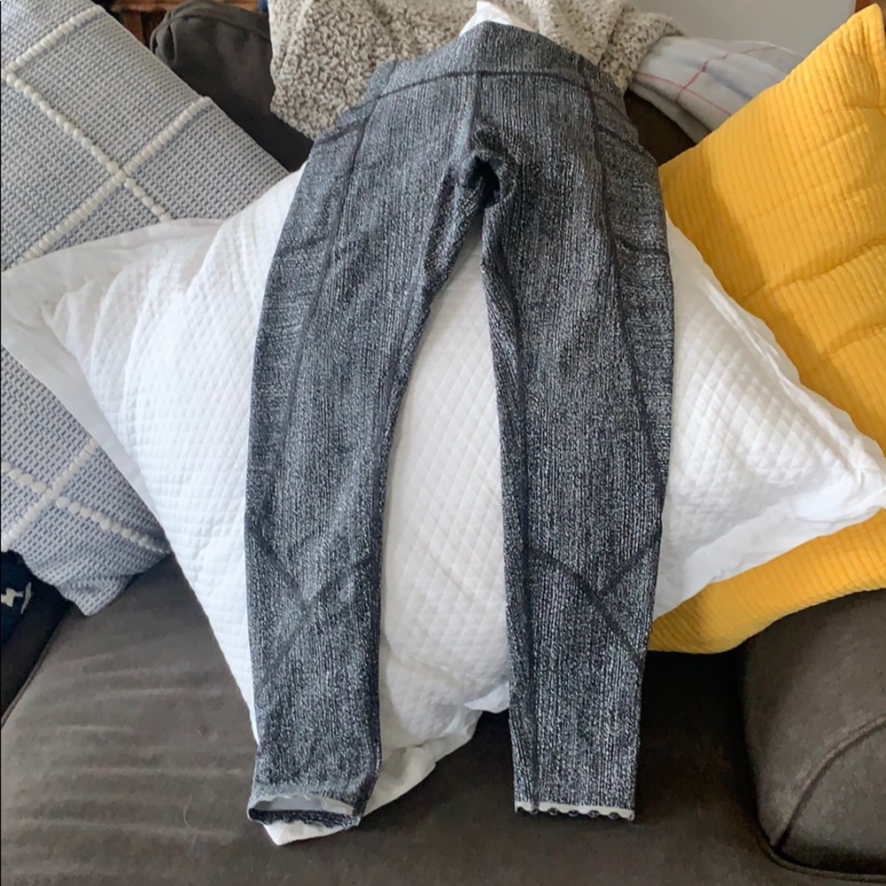 Lululemon scalloped reflective with side pockets